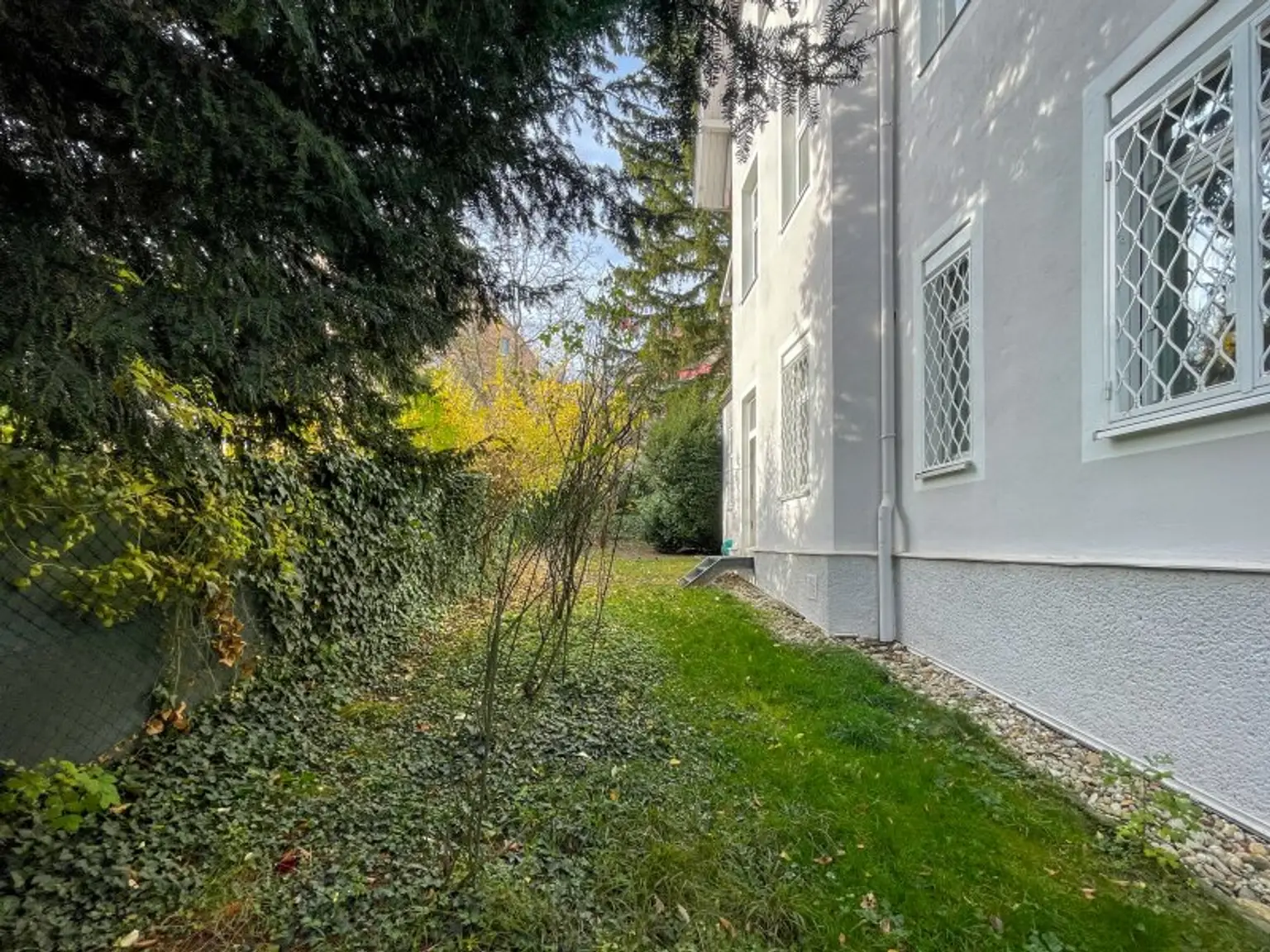 NÄHE LAINZER TIERGARTEN: Charmante 3-Zimmer-Gartenwohnung mit 218m² privater Grünfläche