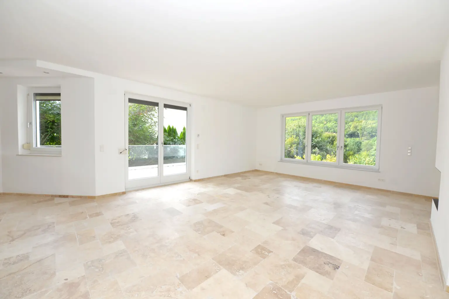 GROßZÜGIGE VILLA IN PURKERSDORF MIT 426 M², SAUNA, POOL, WINTERGARTEN & BESTER ANBINDUNG NACH WIEN