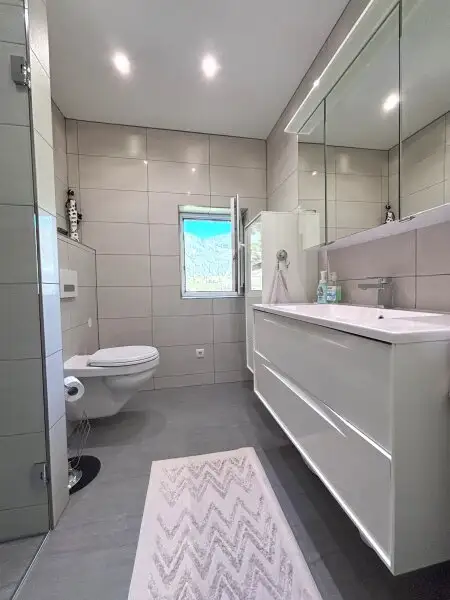 Schlitters: Kernsanierte Dachgeschosswohnung mit Südbalkon, Garten und traumhafter Aussicht