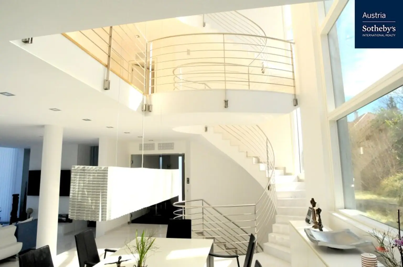 MODERNE LUXUSVILLA MIT TRAUMHAFTEM AUSBLICK AUF WIEN, NUR 20 MIN IN DIE WIENER CITY