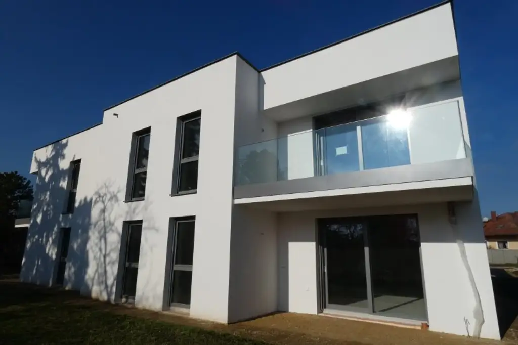 SÜDTERRASSE MIT DIREKT ANGRENZENDEM 122 m2 EIGENGARTEN NIEDRIGENERGIE BEREITS BELAGSFERTIG