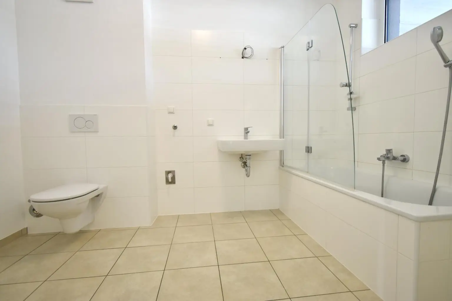 Tageslichtbadezimmer mit WC