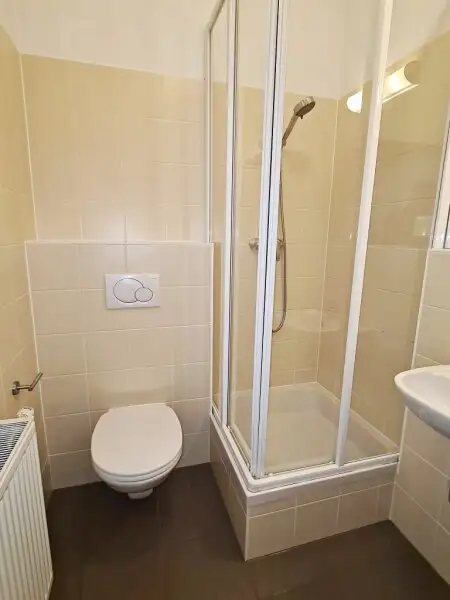 TERRASSENHIT, U1-NÄHE, 84 m2 Dachgeschoß mit 30 m2 Terrasse, 2 Zimmer, Wohnküche, 2 Bäder, Parketten, Viktorgasse