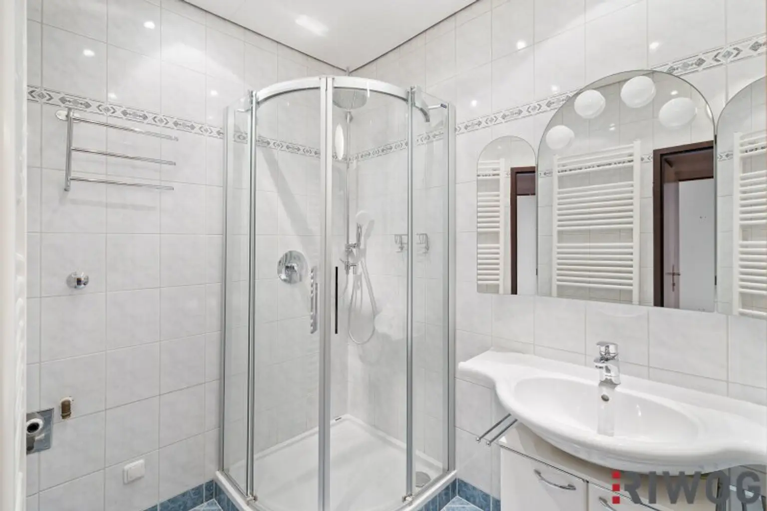 4 Zimmer - Loggia - Stellplatz - Top Infrastruktur- Ruhelage nahe dem Maurer Berg