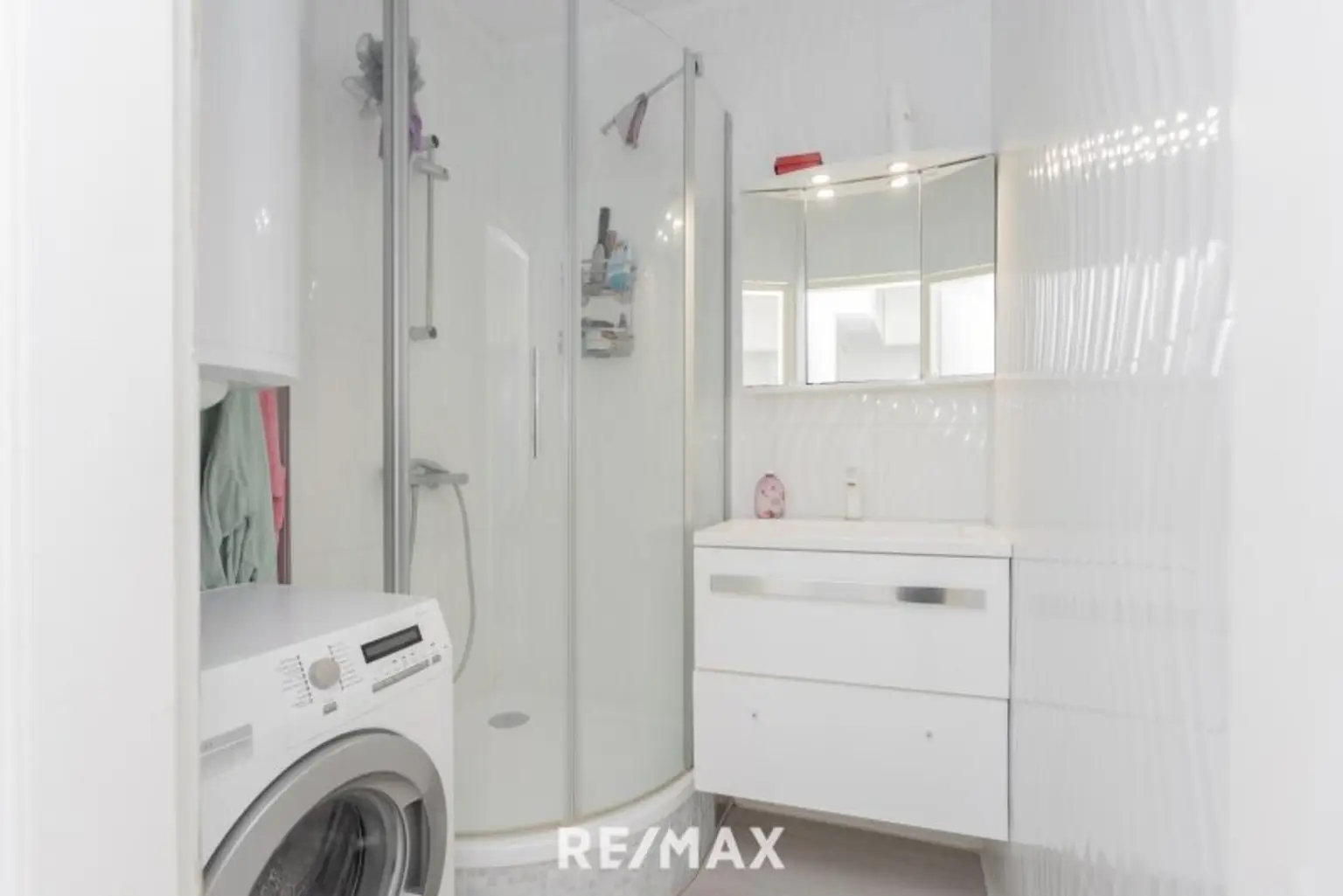 Bad mit Dusche und Waschmaschine