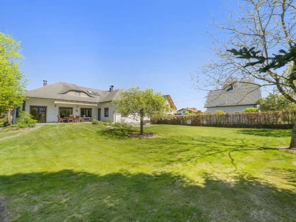 Schöner, gepflegter 270m² Bungalow mit 2 Wohnungen und 1.318m² Grund in Viktring in ruhiger sonniger Aussichtslage!