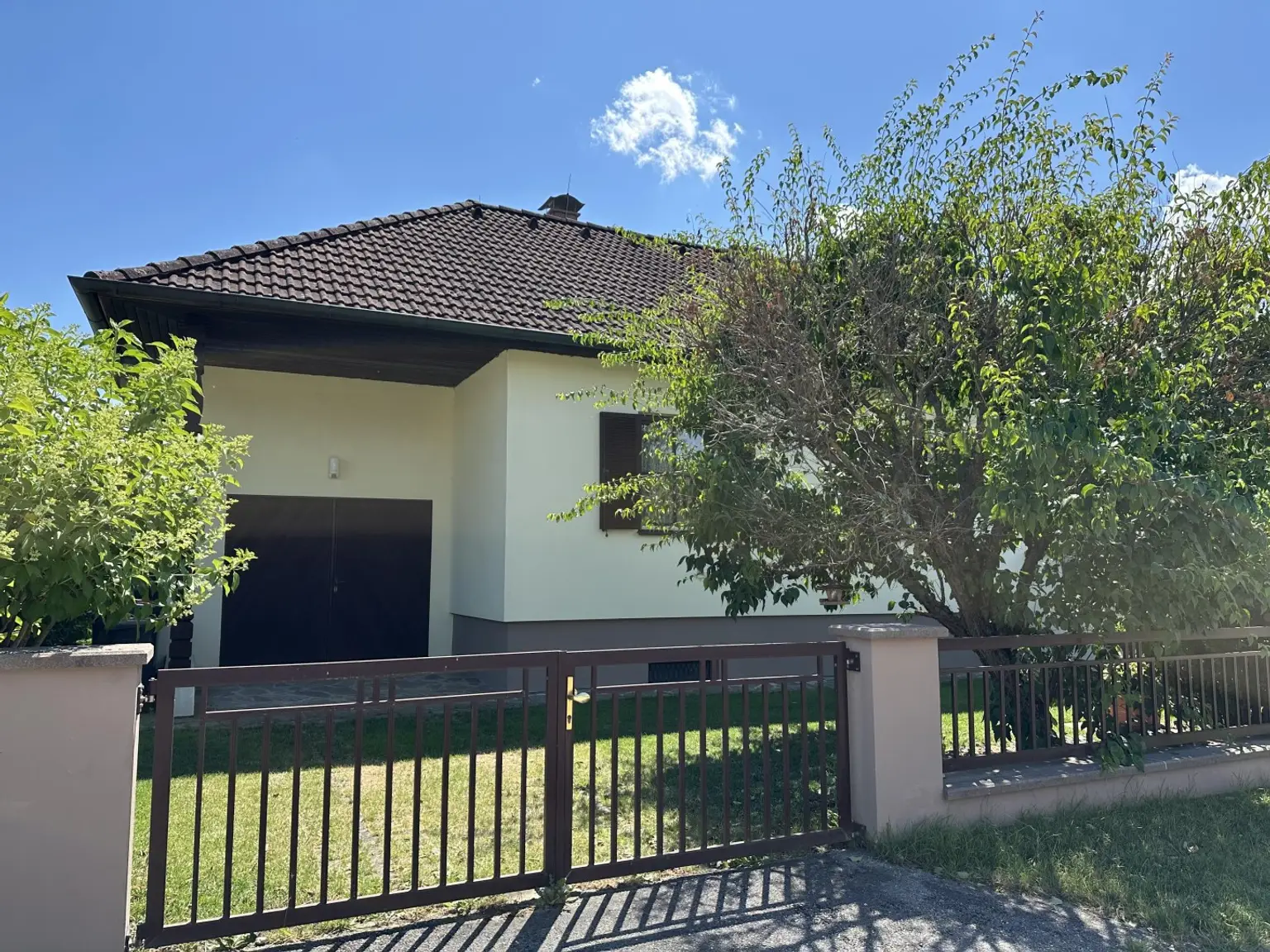 "Gepflegtes Einfamilienhaus mit Garten-Oase"