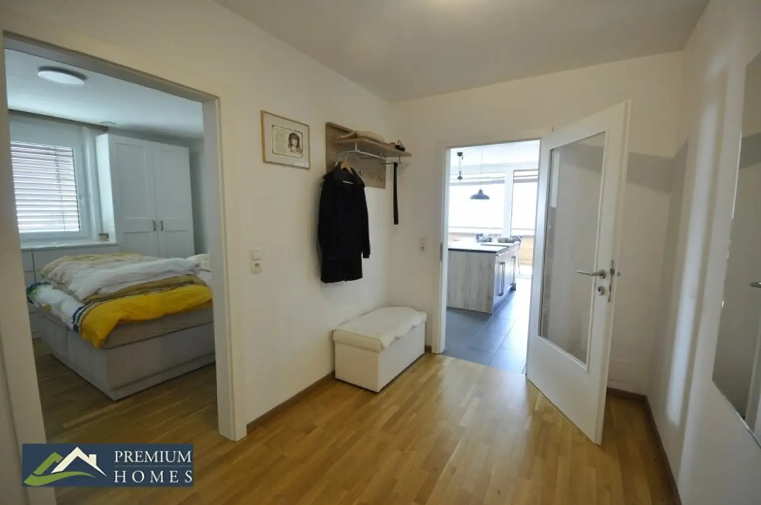 Kundl - Eigentumswohnung - Garderobenbereich mit Zugang Küche und Schlafzimmer