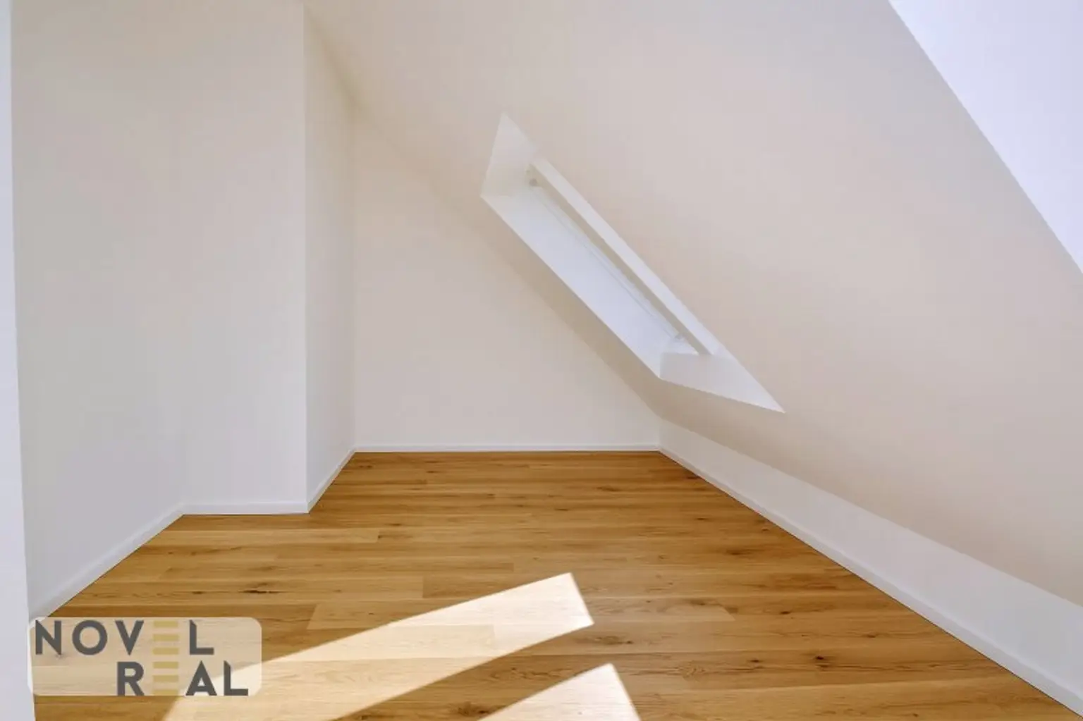SCHLÜSSELFERTIGES ECKREIHENHAUS - 136 m² - ZIEGELMASSIV - AUF EIGENGRUND - UNVERBAUTER FERNBLICK
