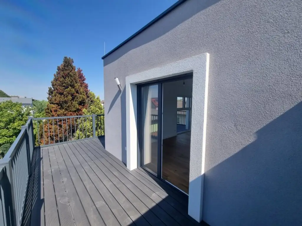 Modern & komfortabel: Erstbezug mit Terrasse und Garten, zwei Balkonen, Dachterrasse & eigenem PKW-Stellplatz