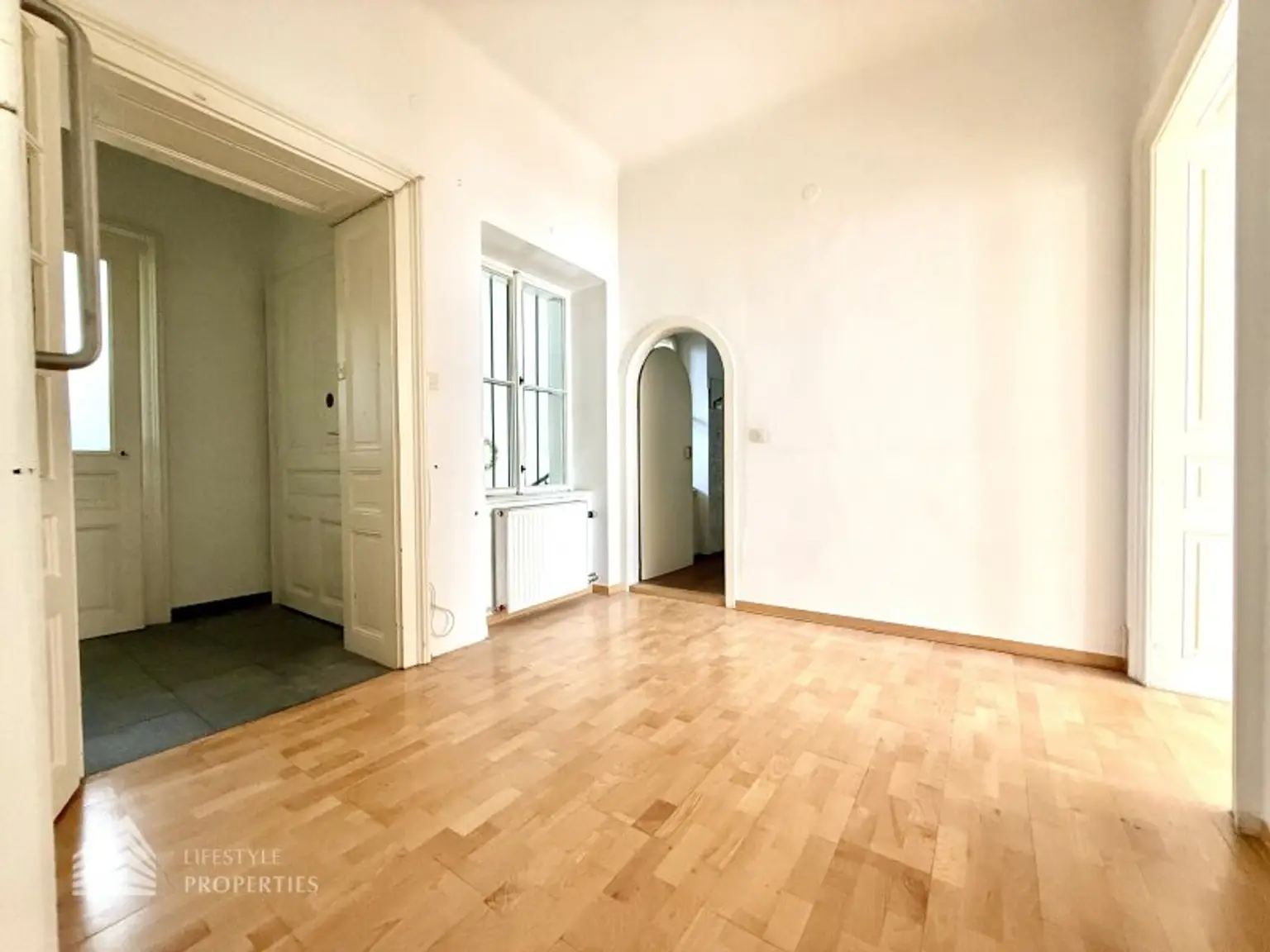 Helle Wohnung mit Balkon auf ganzer Etage zzgl. Rohdachboden, Nähe Einsiedlerpark