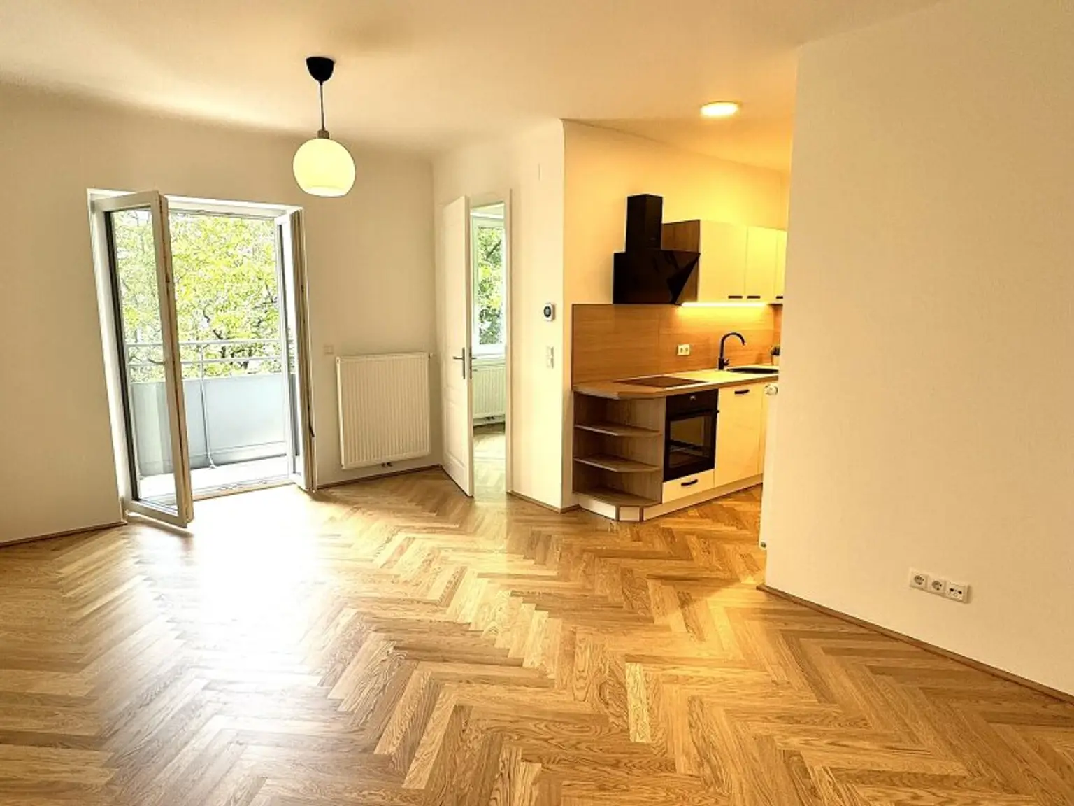 Wohnzimmer mit Blick auf Sonnenloggia