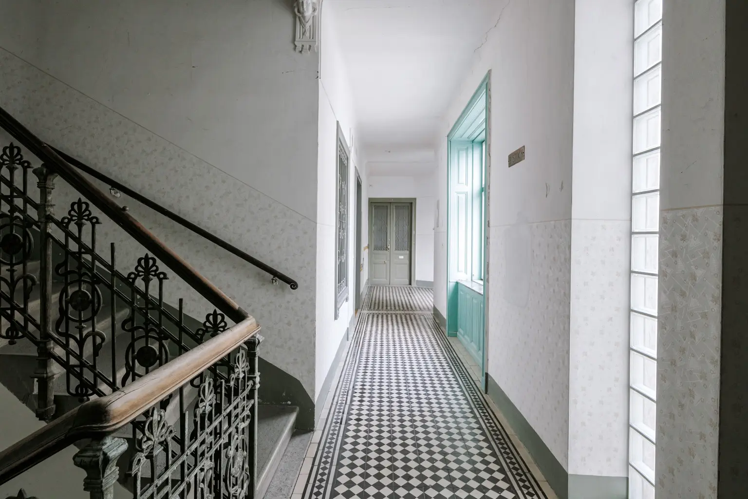 Sanierungsbedürftiges 3 Zimmer Altbau-Juwel mit Balkon in sehr guter zenraler Lage von Döbling!