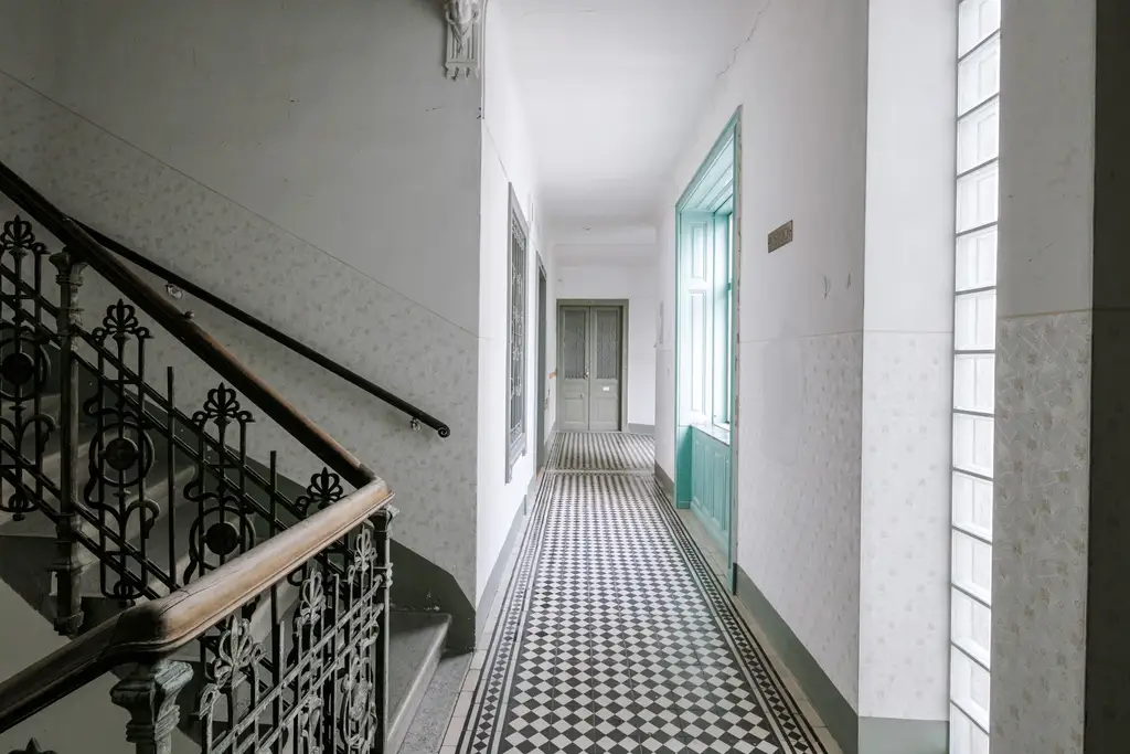 Sanierungsbedürftiges 3 Zimmer Altbau-Juwel mit Balkon in sehr guter zenraler Lage von Döbling!