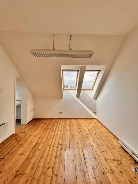 Geräumige Wohnung mit 7 Zimmern, Garten und 2 Stellplätzen bietet Platz zur Entfaltung