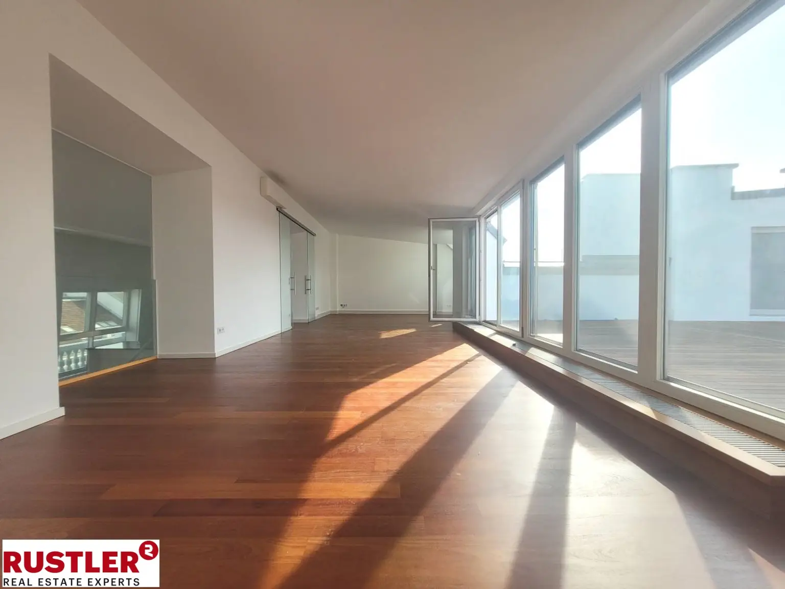 TRAUMHAFTE DG-WOHNUNG MIT BLICK AUF DIE KARLSKIRCHE!