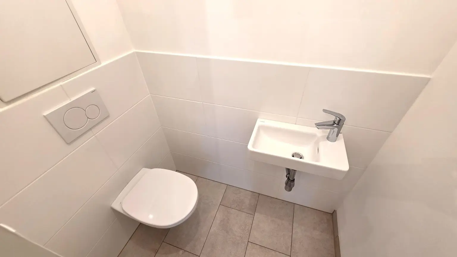 Moderne 4-Zimmer DG-Wohnung mit Kühlung und Süd-Terrasse!