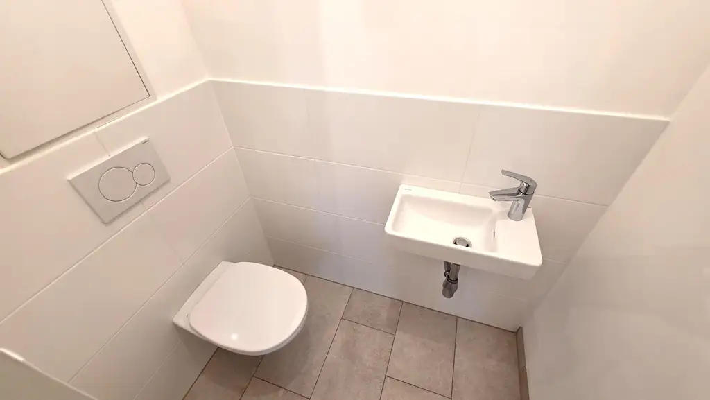 Moderne 4-Zimmer DG-Wohnung mit Kühlung und Süd-Terrasse!
