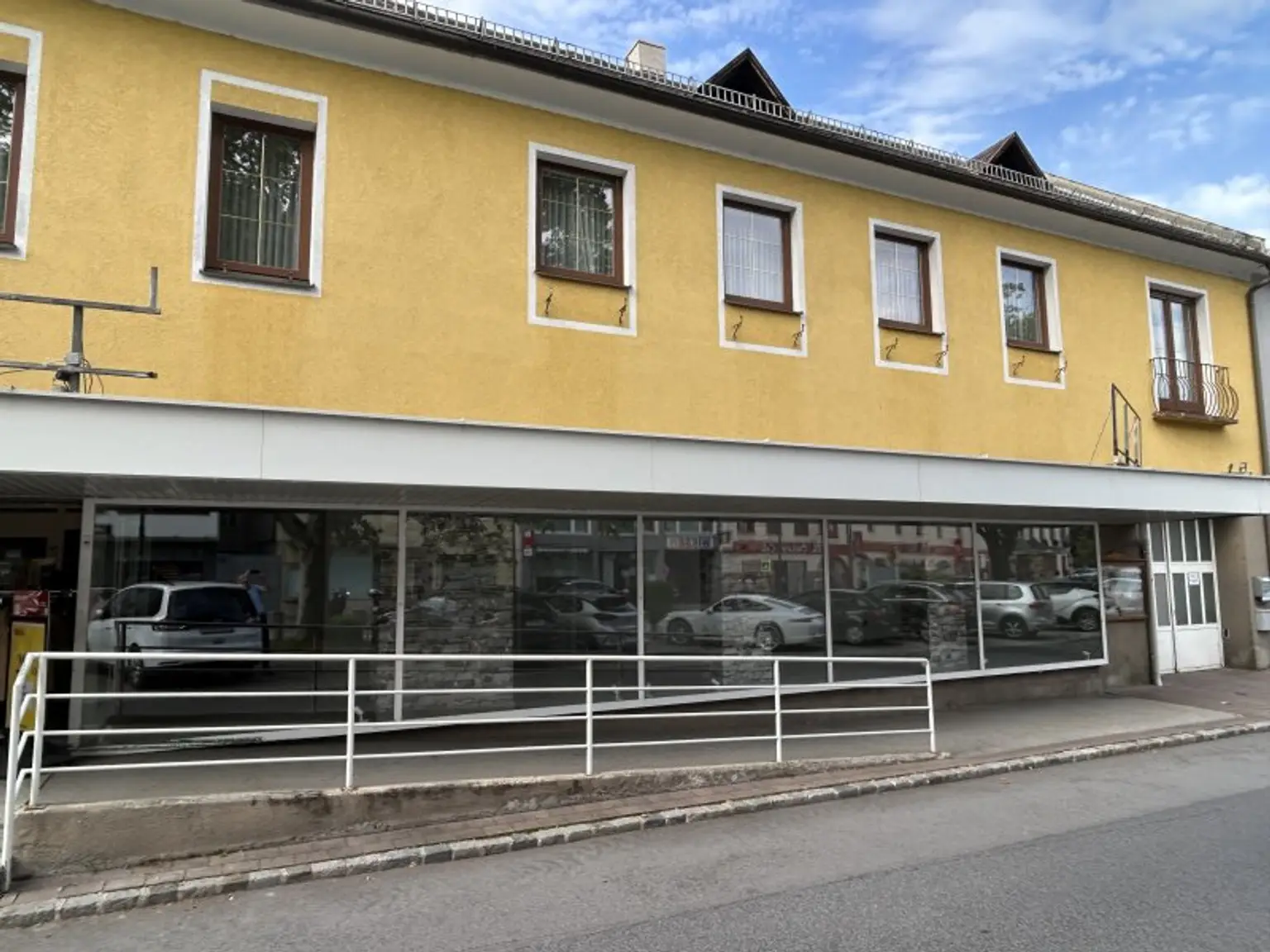+++ Großzügiges Geschäftslokal zur Miete – direkt am Hauptplatz, Kirchschlag in der Buckligen Welt +++