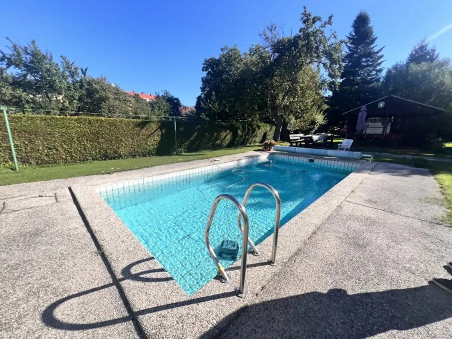 Geschäftshaus mit Wohnung + privatem Wohnhaus mit Pool und wunderschönem Garten – vielseitig nutzbar und top gelegen
