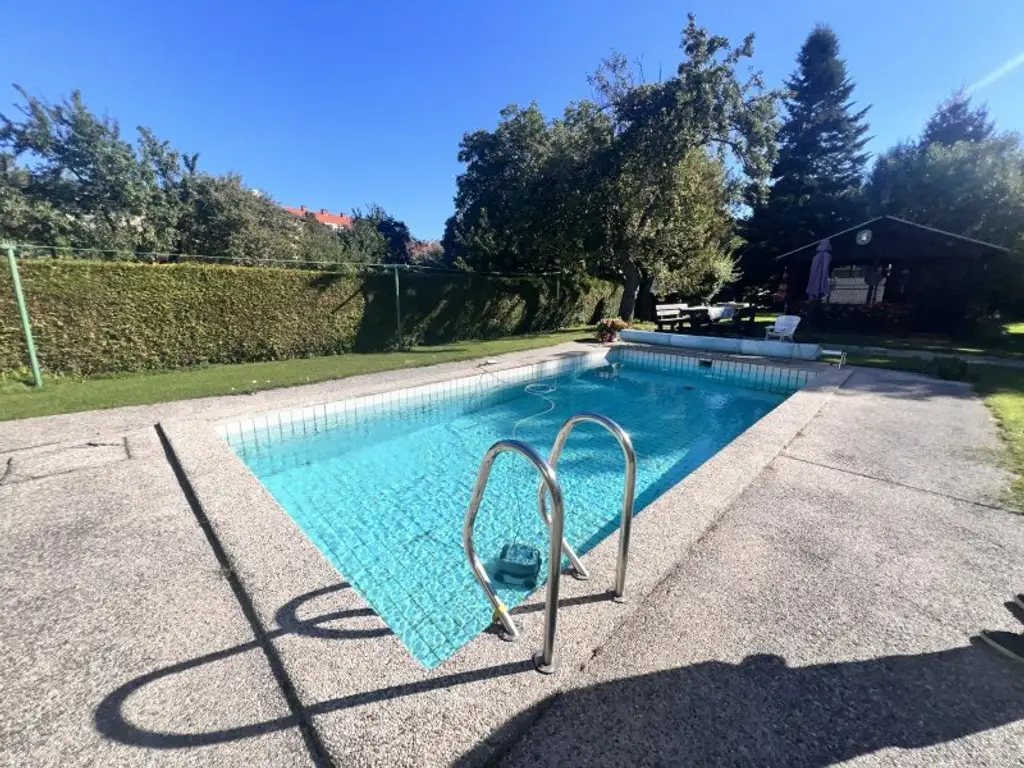 Geschäftshaus mit Wohnung + privatem Wohnhaus mit Pool und wunderschönem Garten – vielseitig nutzbar und top gelegen