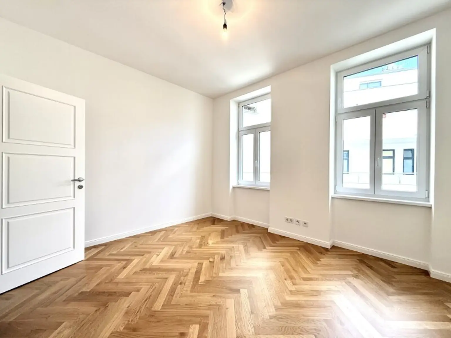 Großzügige vollsanierte Altbauwohnung mit Loggia I Belvedere & Schweizergarten Nähe I Barrierefreier Zugang mit Lift I Fischgrätparkett & Fußbodenheizung I perfekte öffentliche Anbindung