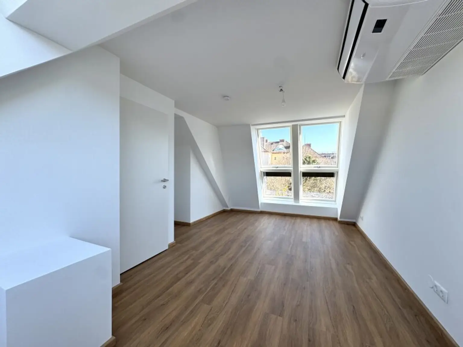 Hochwertige Dachgeschosswohnung mit Terrasse sowie Klimaanlage - Erstbezug - Unbefristet