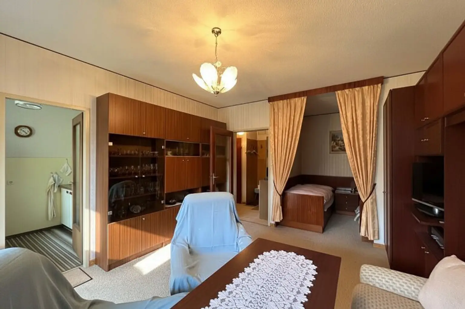 Wohnraum mit Schlafnische und Zugang zu Loggia und Küche