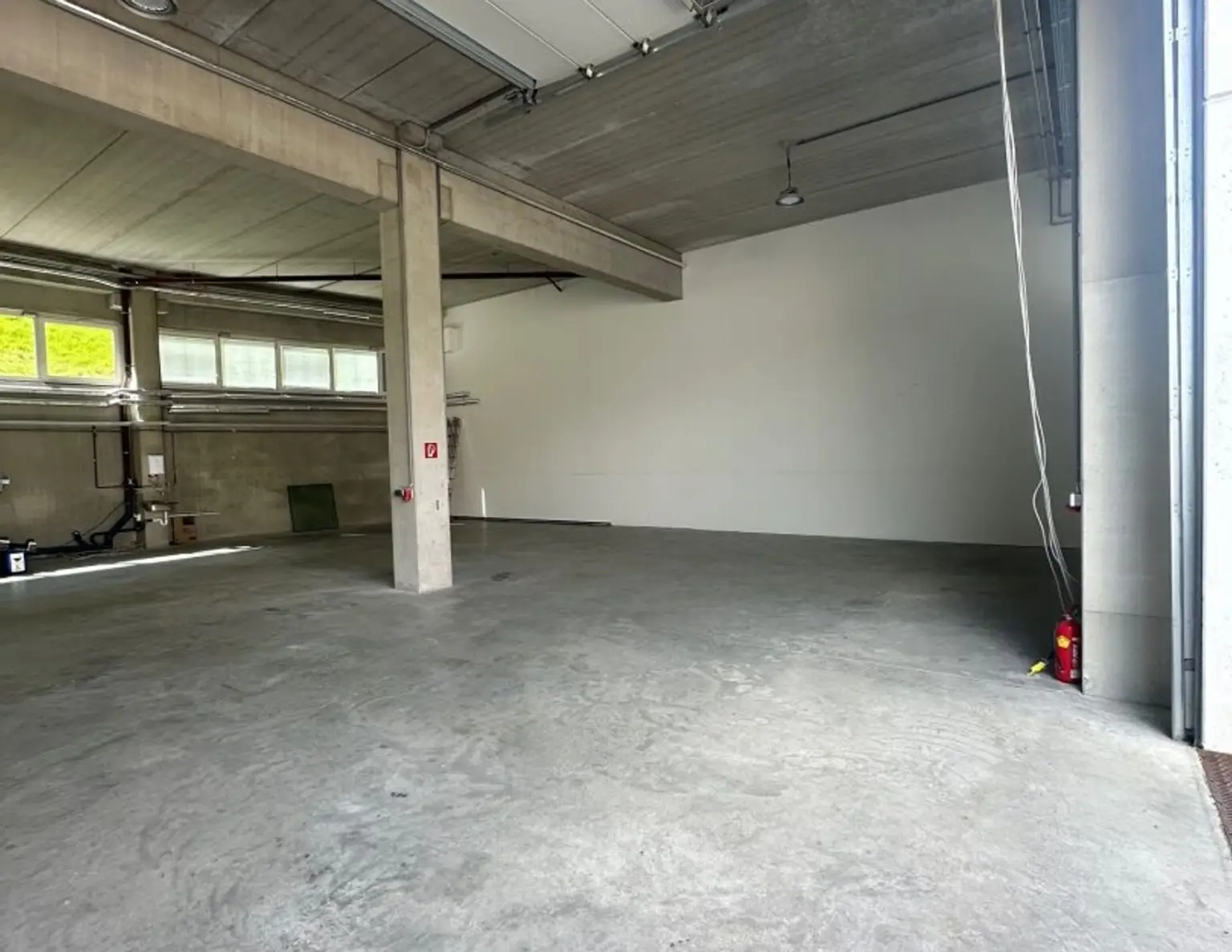 202 m2 beheizbare Halle mit Rolltor | Hallein