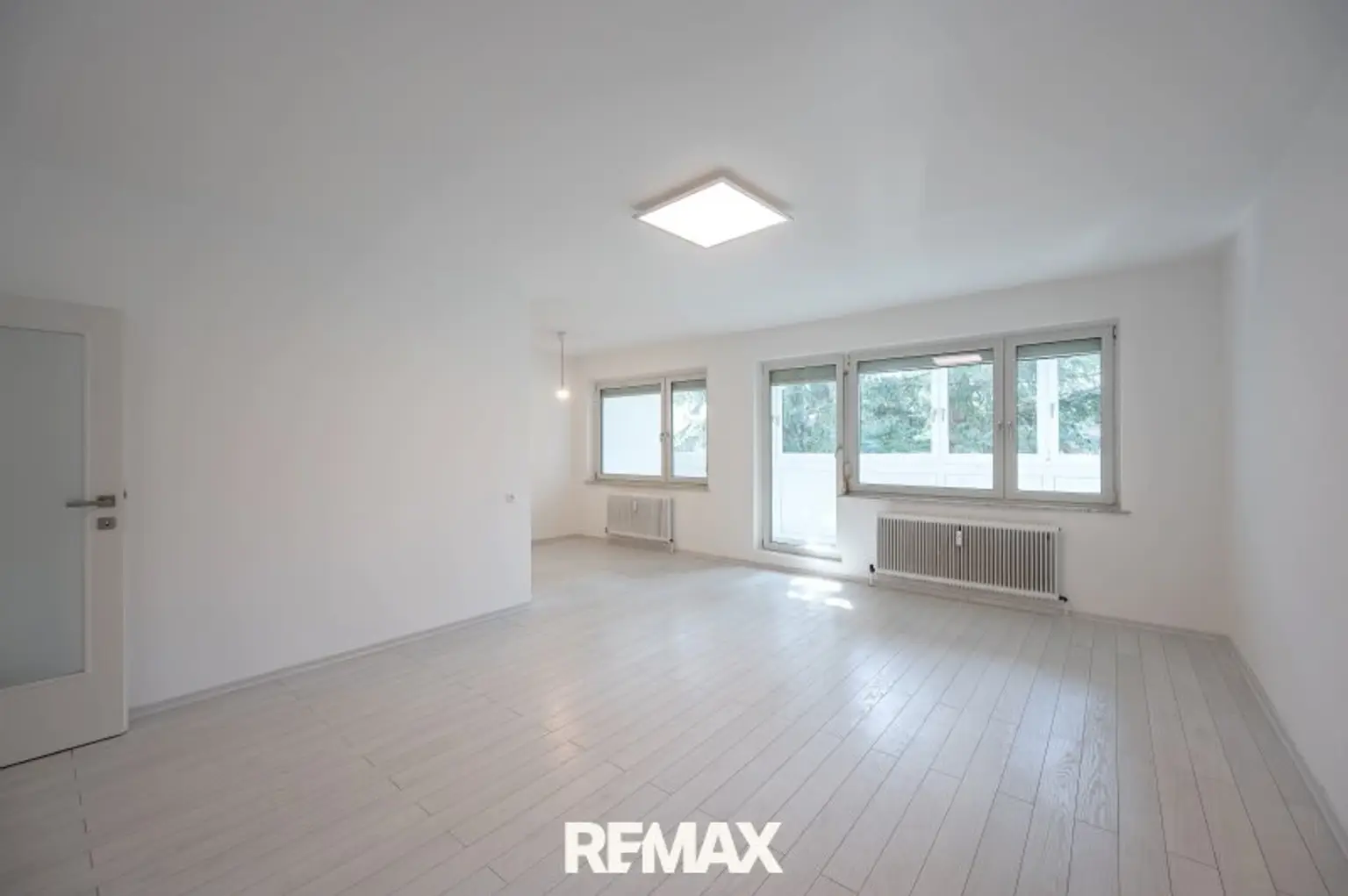 Wohnzimmer mit Ausgang auf die Loggia