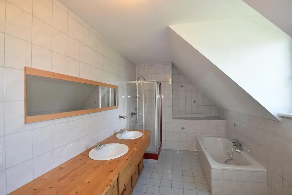 Großzügiges Wohnhaus mit zwei Wohneinheiten