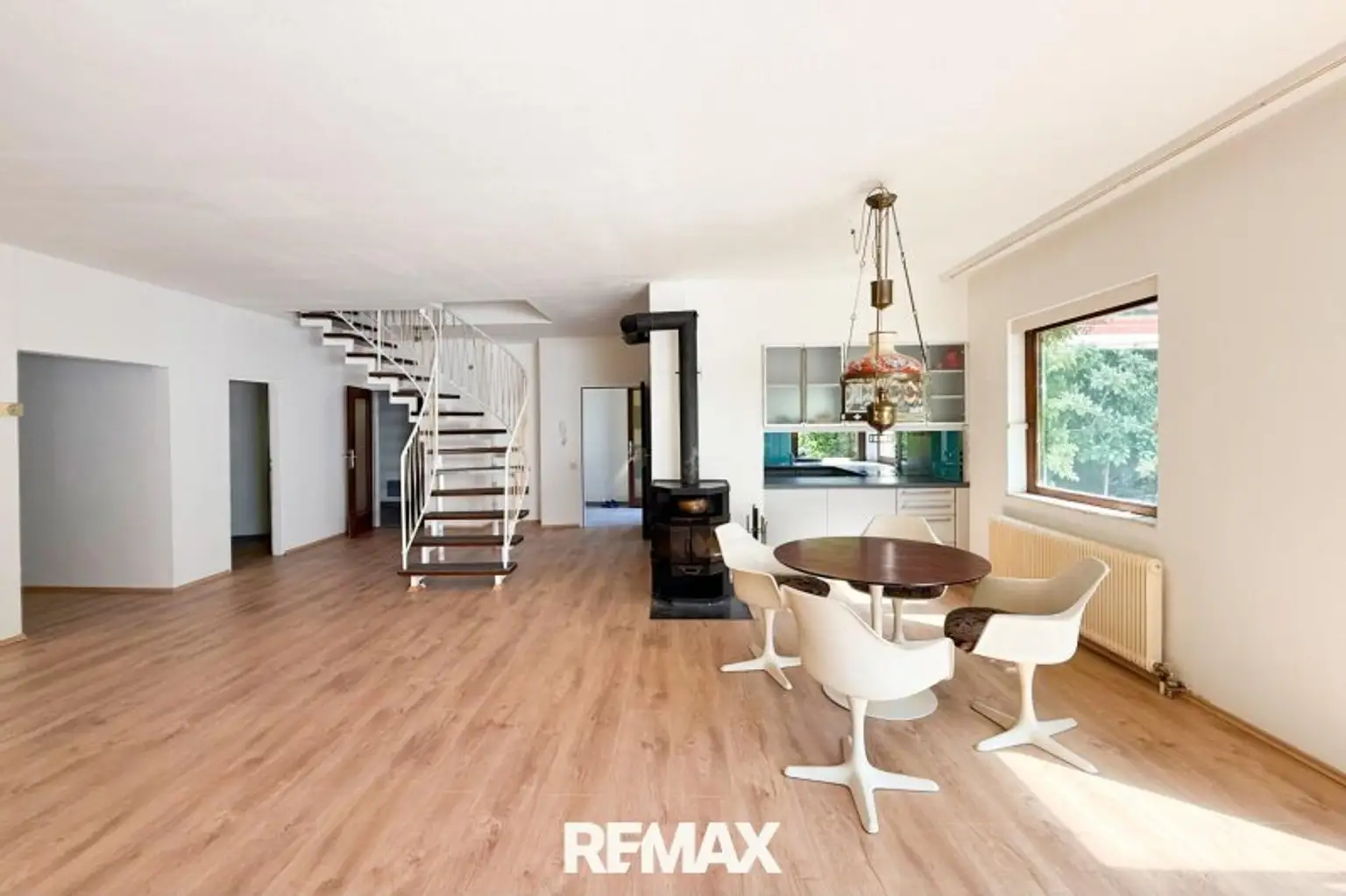 Wohnbereich und Küchenansicht