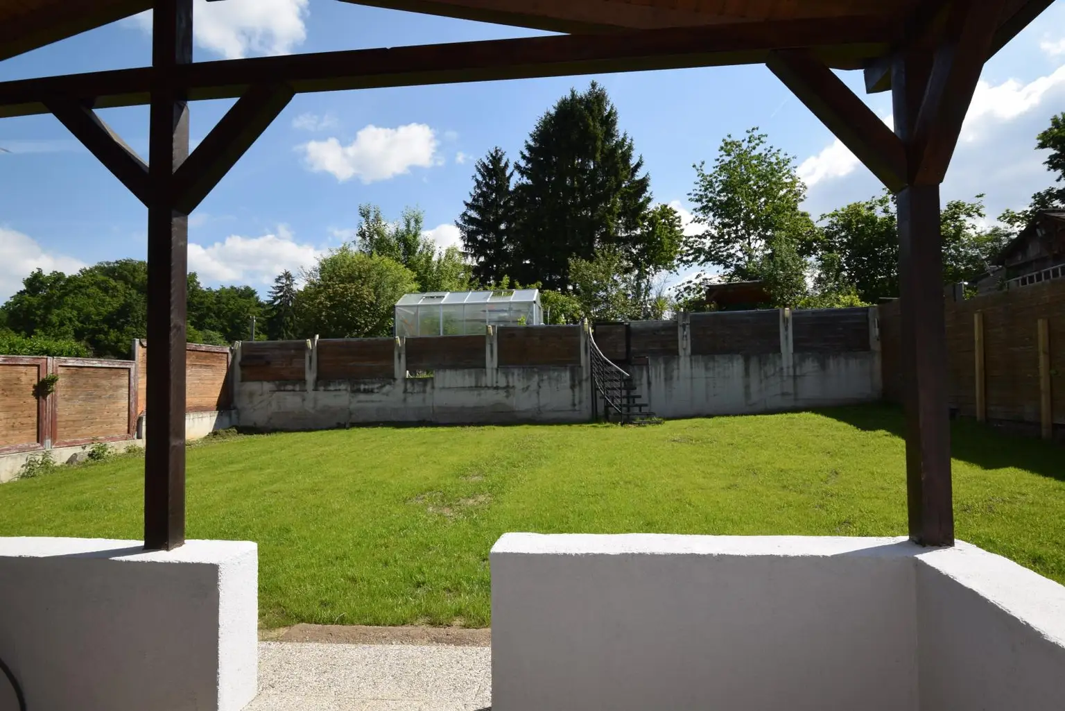 schöner ebener Garten