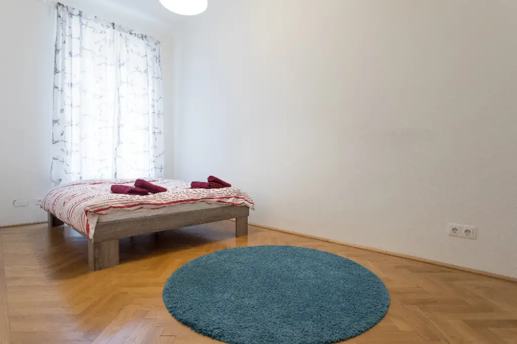 Stilvolle 3-Zimmer-Altbauwohnung in zentraler Lage im 5. Bezirk – möbliert