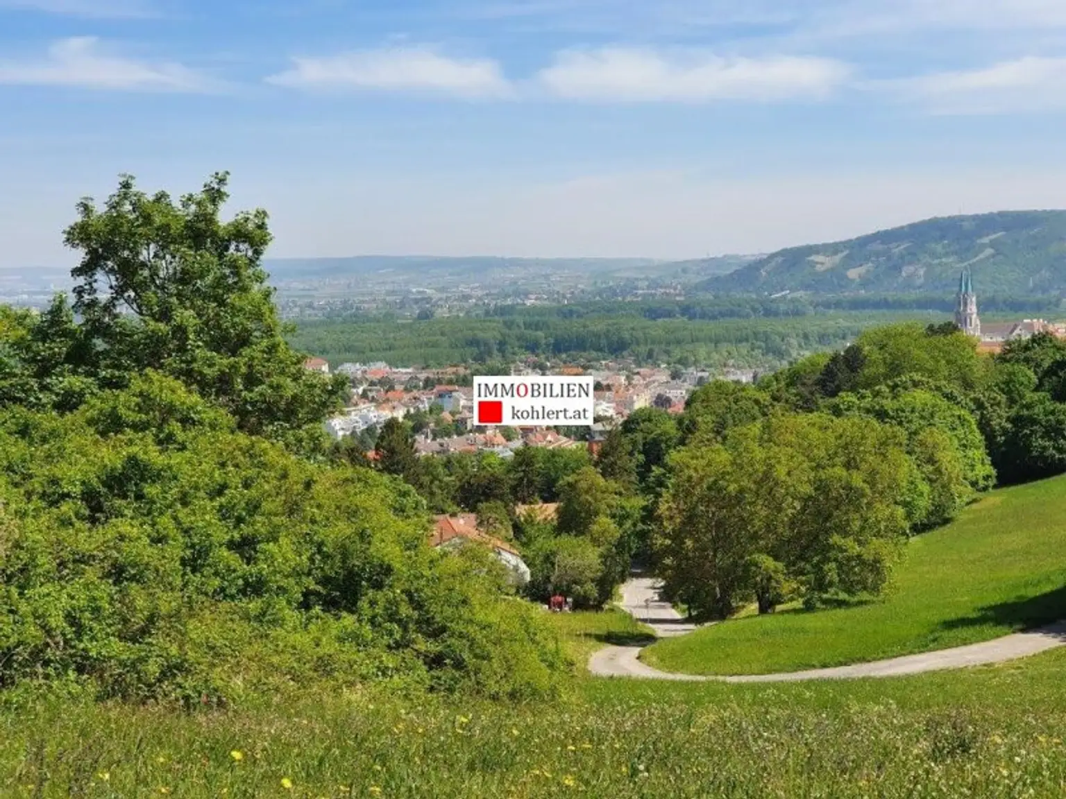 GEMÜTLICHE 2-ZIMMERWOHNUNG MIT LOGGIA, ALLE NEBENRÄUME, GARAGENSTELLPLATZ IM EIGENTUM