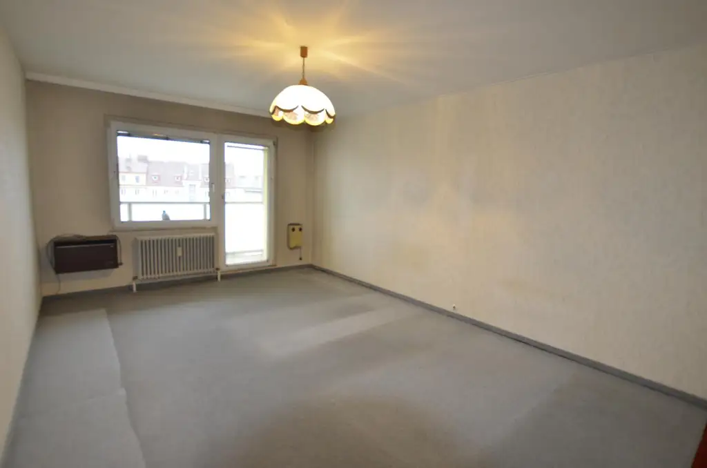 Sanierungsbedürftige 2-Zimmer Wohnung mit sonniger Loggia