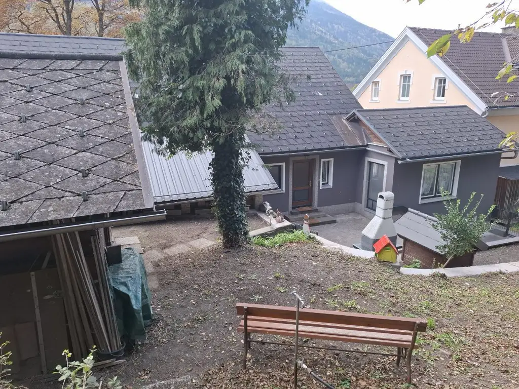 Großzügiges, vielseitig nutzbares Wohnhaus mit umfangreichem Ausbaupotenzial – Teilrenoviert und bereit für Ihre individuellen Wohnträume!