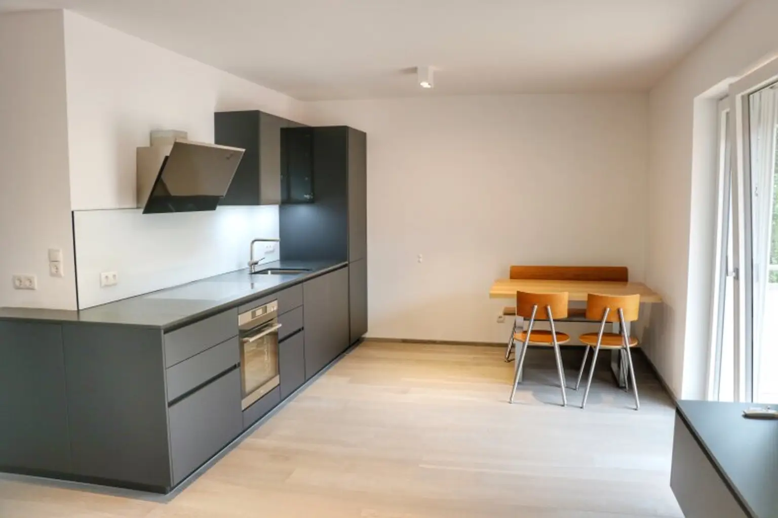 Telfs - Hochwertig - geschmackvoll eingerichtete 2 Zimmerwohnung mit Terrasse und Autoabstellplatz