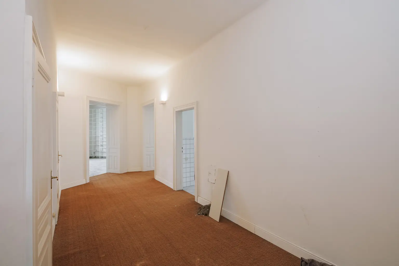 Sanierungsbedürftiges 4 Zimmer Altbau-Juwel mit Balkon in sehr guter zenraler Lage von Döbling!