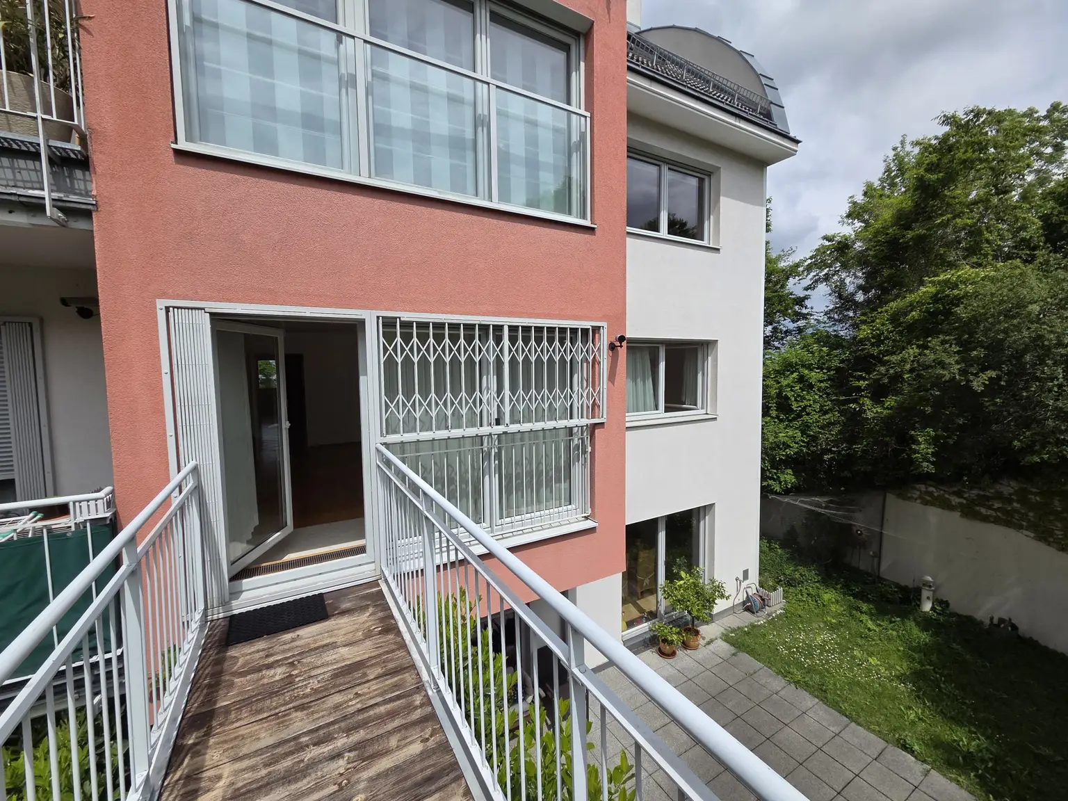 Blick Terrasse Richtung Tür
