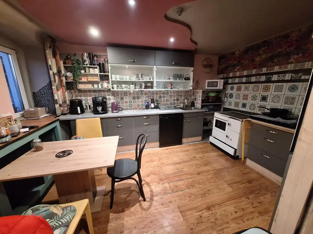 Villa Kunterbunt für Heimwerker / interessantes, kreatives und fröhliches Einfamilienhaus mit 5 Zimmern in ruhiger Seitengasse.