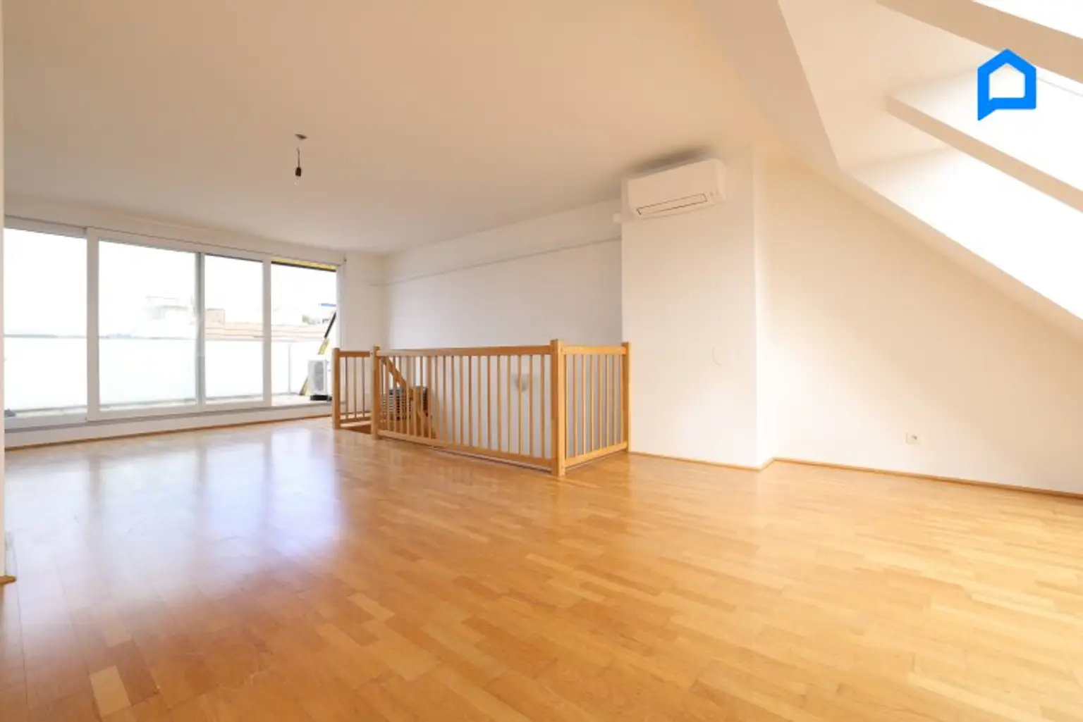 Großartige Dachgeschosswohnung mit 146 m² plus 21 m² Dachterrasse plus 8 m² Balkon, 4 Zimmer, KLIMA, großer Vorraum, Tiefgaragenplatz optional !