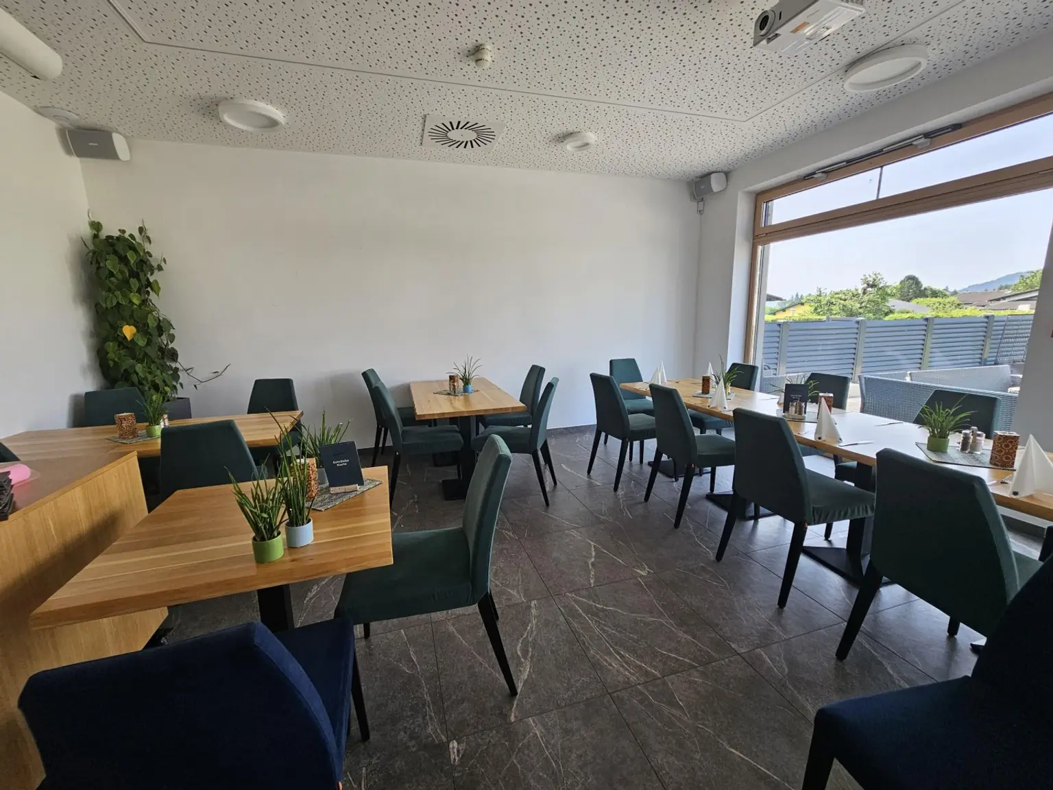 DAS HUNNENBRUNN - hochinteressantes Restaurant und 2 großzügige Wohnungen