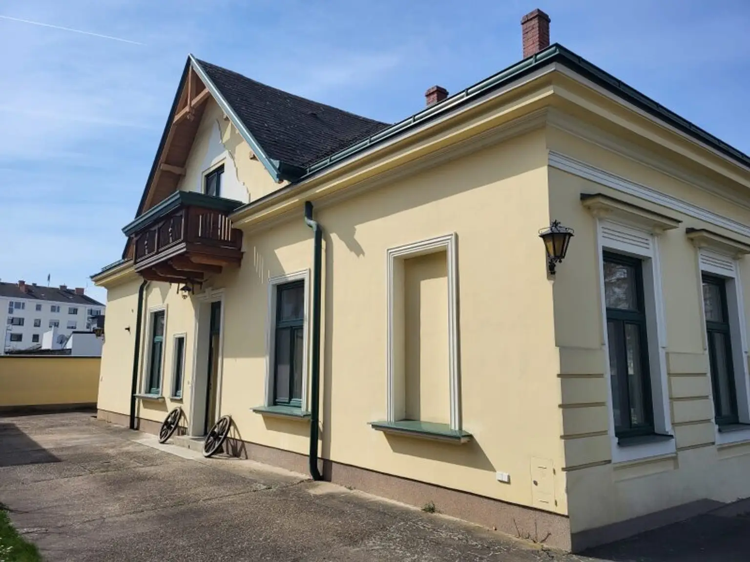 Charmante Villa mit weitläufigem Garten, Wintergarten & vielseitigen Wohnbereichen by Lifestyle Properties