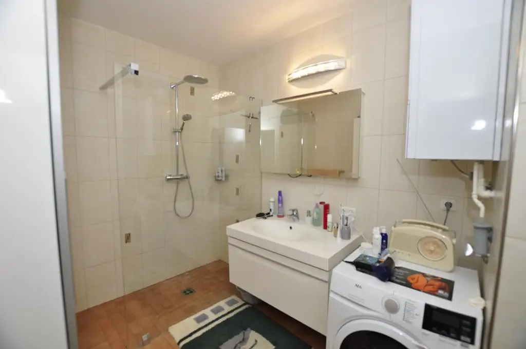 Sonnige 3-Zimmer-Wohnung im 1. Stock mit großer Loggia und Einzelgarage