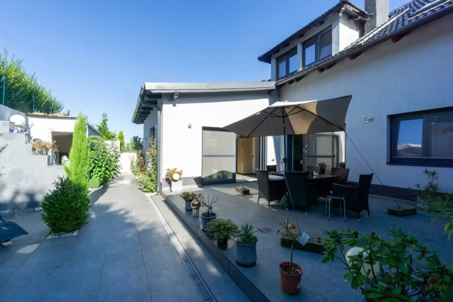 Terrasse und Hausansicht