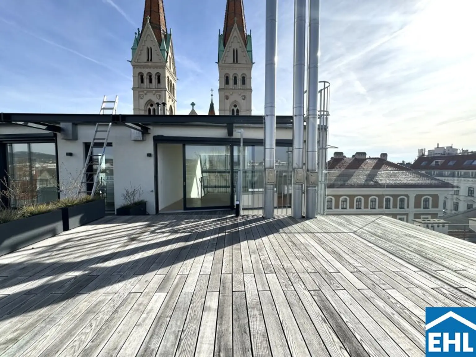 Spektakuläre Dachgeschoßmaisonette mit Terrassentraum und Blick auf die Canisiuskirche