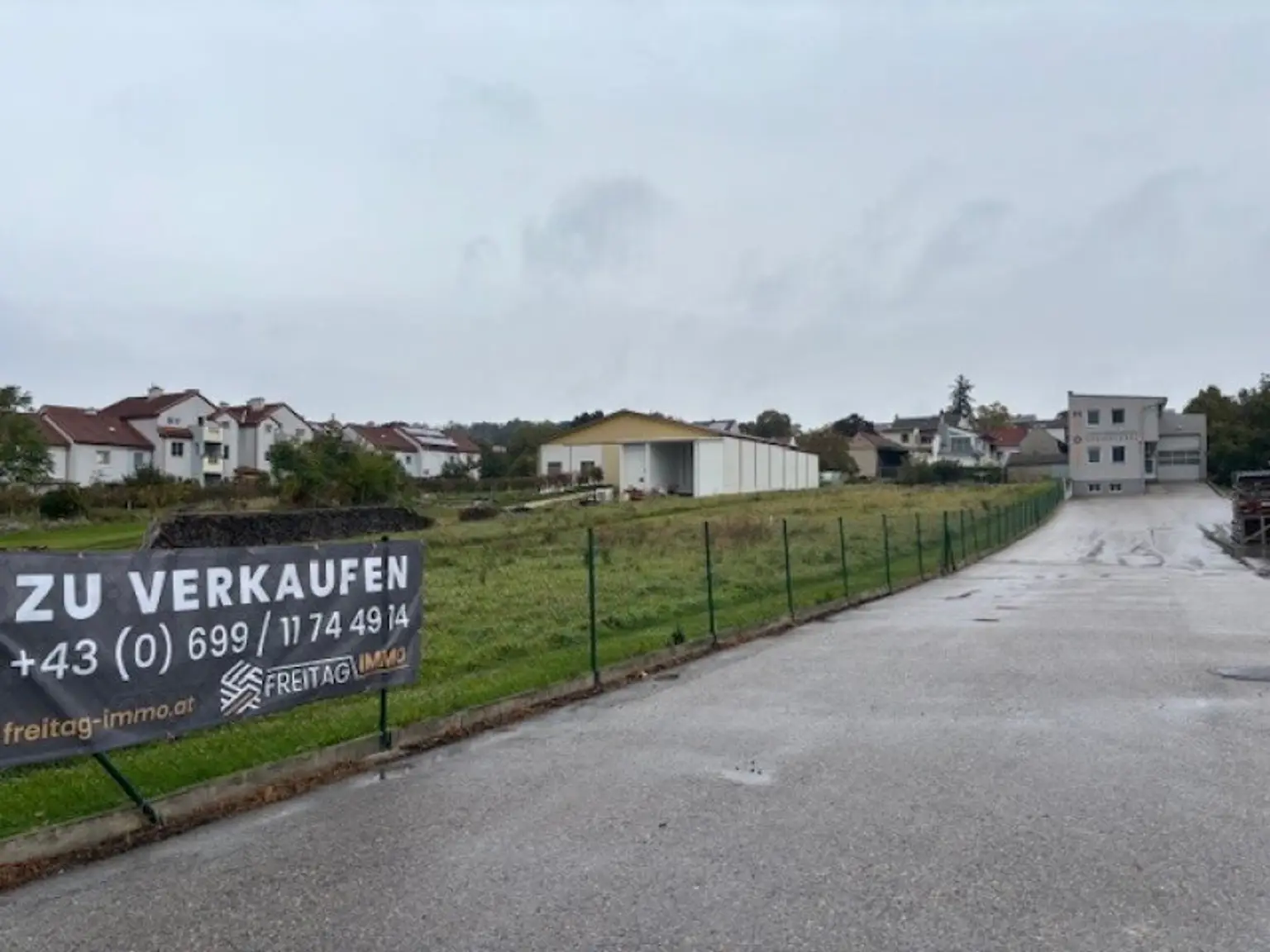 Neusiedl am See - modernes, großzügiges Bürogebäude mit Halle und Parkplatz