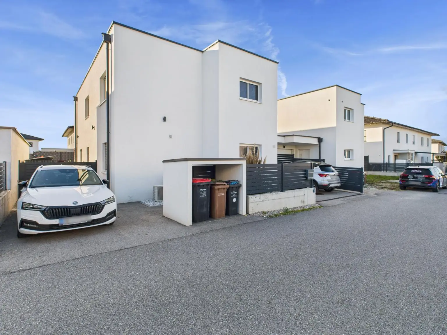 Exklusives Neubauhaus in Marchtrenk – stilvolles Wohnen mit modernster Technik & traumhaftem Garten samt Wellnessbereich