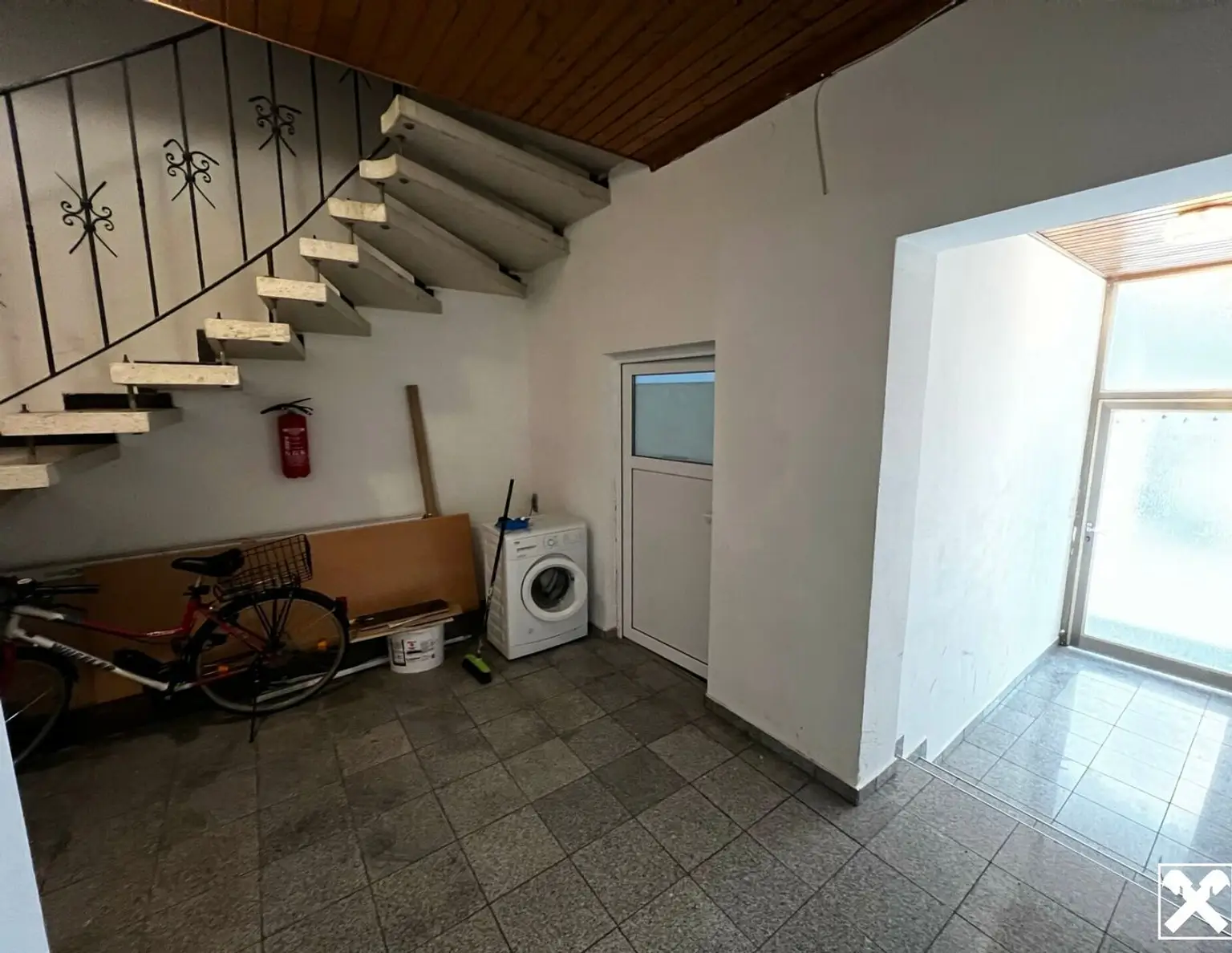 VOLL VERMIETETES, TEILSANIERTES ZINSHAUS